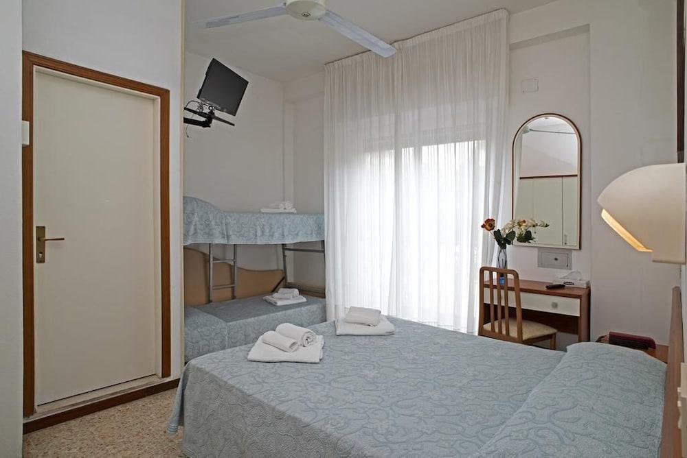 Hotel Adria B&B Misano Adriatico Exterior foto